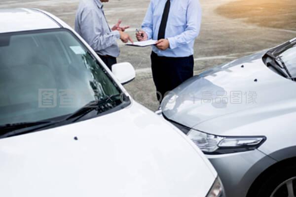 保險(xiǎn)代理人在檢查事故后的汽車索賠時(shí),在剪貼板上寫上